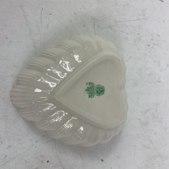 Vintage Belleck Irish Porcelain White Heart Shaped Green Stamped Dish Plate - Picture 4 of 6